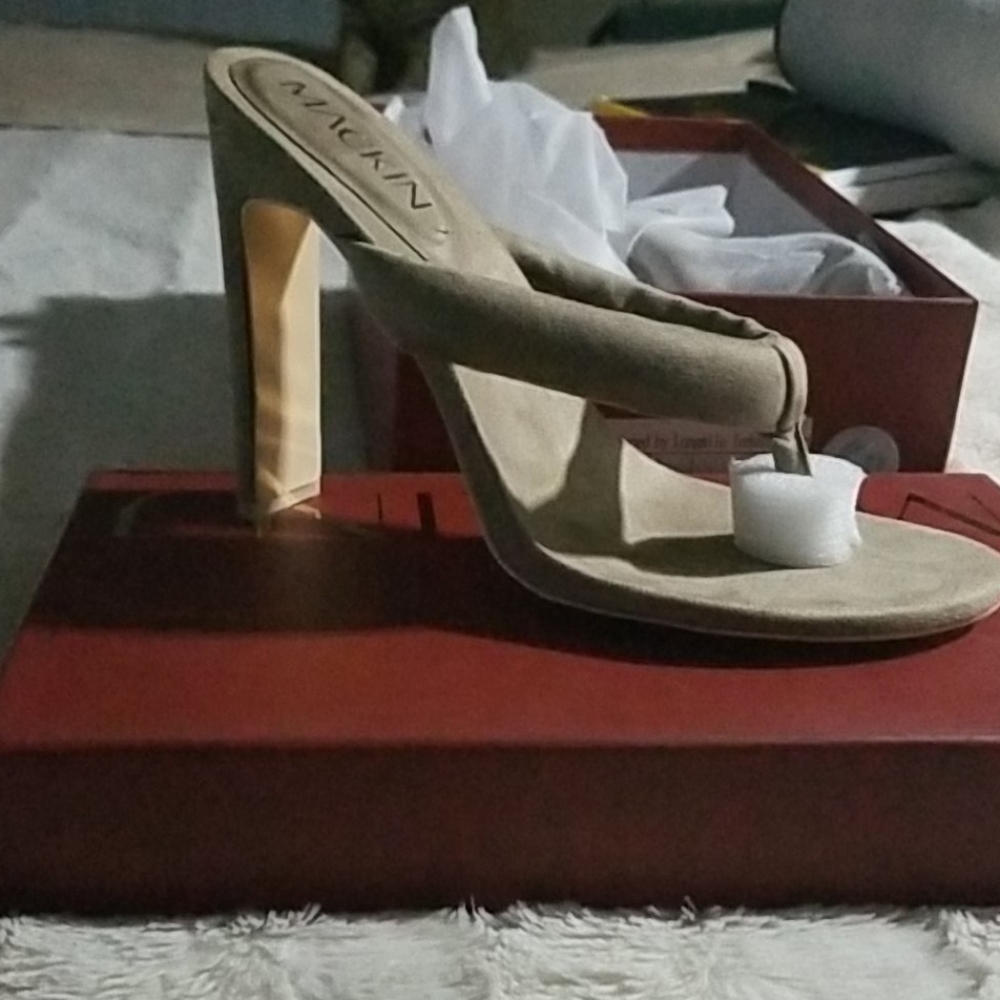 MACKIN J  beige heeled sandals